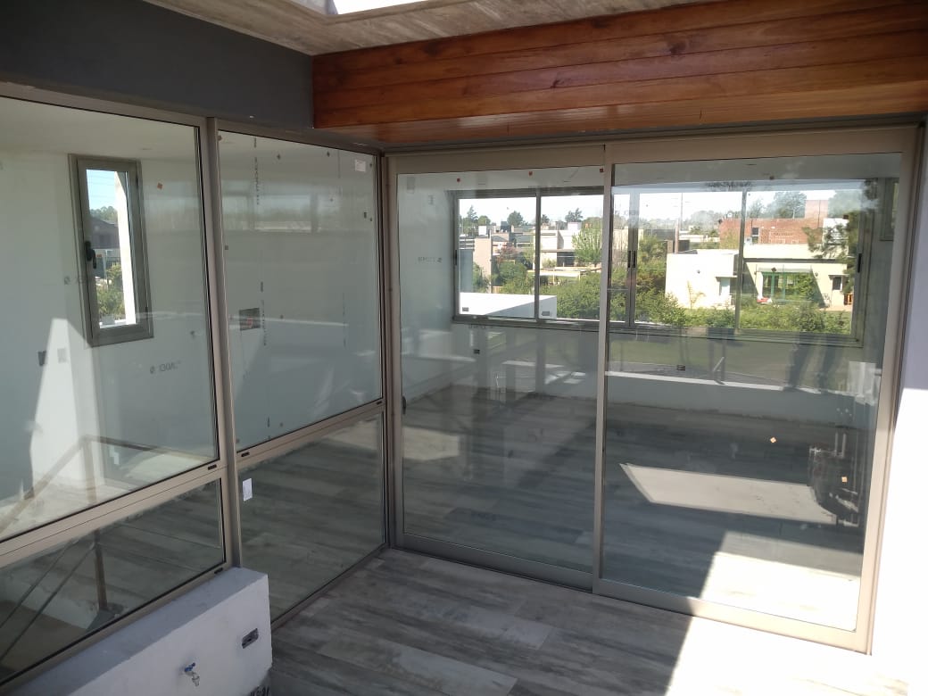 Vidriería en Santa Fe - cerramiento de patio divisores de interiores y cerramientos en vidrio